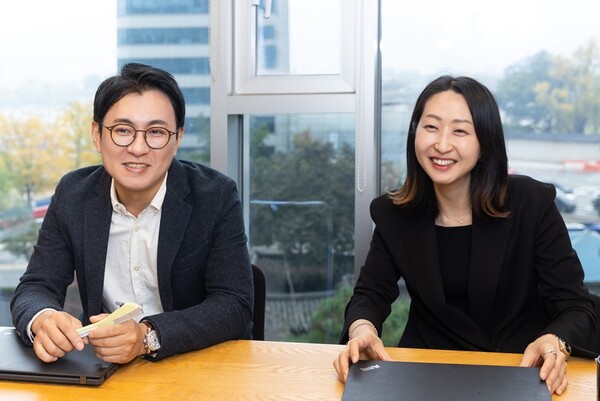 한국오가논 여성건강사업부 소속 박성범 의학부 이사와 마케팅부 이소리 이사(사진 왼쪽부터)